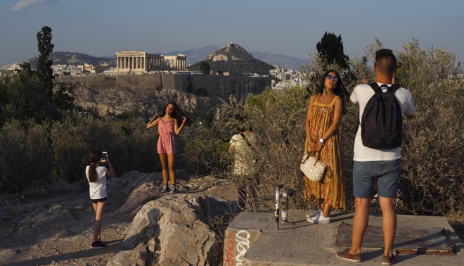 Οι Αυστριακοί στέλνουν τουρίστες στην Ελλάδα, οι Γάλλοι λένε “όχι” στα ταξίδια