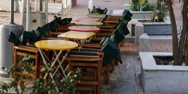 Άρση μέτρων – Εστίαση: Πώς θα ρυθμιστούν τα επιπλέον τραπεζοκαθίσματα – Δυνατότητα για πεζοδρομήσεις