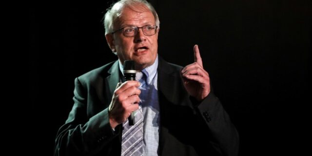 “Σεισμός” στους σεισμολόγους: Παπαδόπουλος κατά Τσελέντη για ψευδή ηλικία και αναξιοκρατία