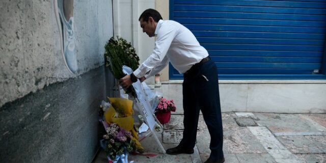 Ο Αλ. Τσίπρας κατέθεσε στεφάνι στη Marfin – Σκληρή κριτική στον Μητσοτάκη