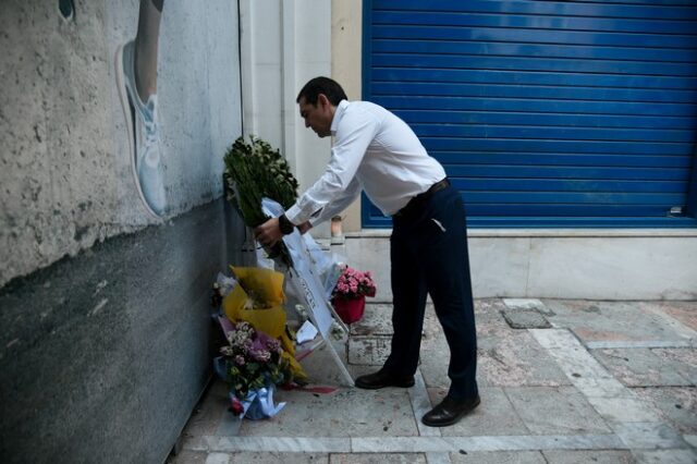 Ο Αλ. Τσίπρας κατέθεσε στεφάνι στη Marfin – Σκληρή κριτική στον Μητσοτάκη