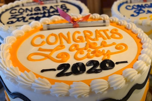 ΗΠΑ: Φούρνος μοιράζει εκατοντάδες τούρτες αποφοίτησης