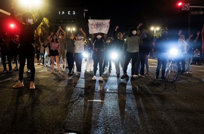 Νύχτα επεισοδίων στις ΗΠΑ: Χιλιάδες κόσμου στους δρόμους για τη δολοφονία Τζορτζ Φλόιντ