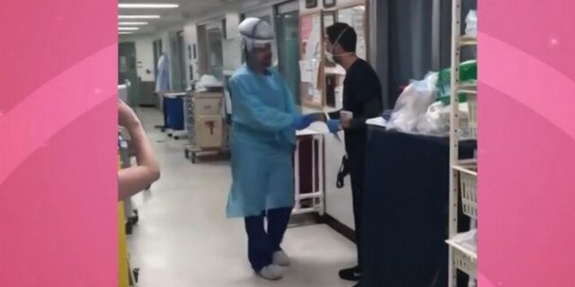 ΗΠΑ: Αποφοίτηση μέσα σε νοσοκομείο για υγειονομικό υπάλληλο