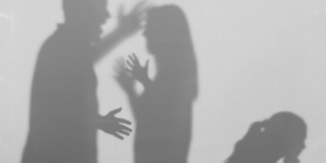 Σχεδόν τετραπλάσια τα περιστατικά ενδοοικογενειακής βίας εν μέσω καραντίνας