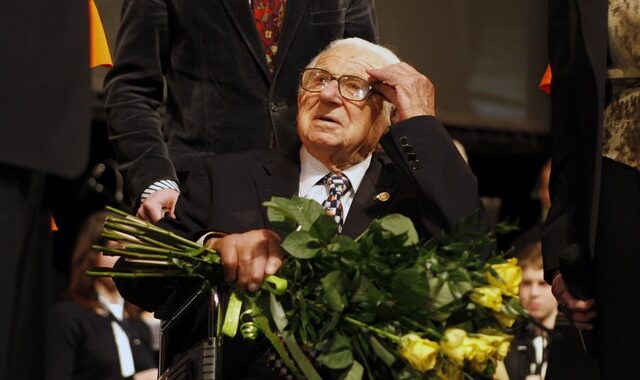 Nicholas Winton: Όταν βρέθηκε, χωρίς να το ξέρει, ανάμεσα στα παιδιά που έσωσε από τους ναζί