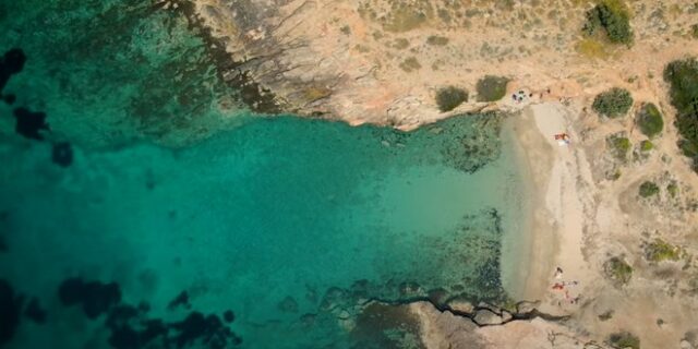 Μικρή Χαμολιά: Η ομορφότερη κρυφή παραλία της Αττικής