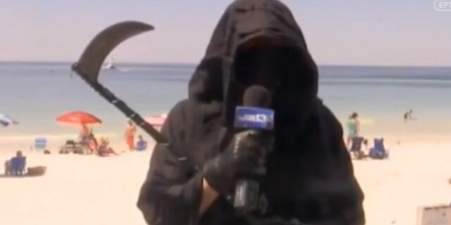 ΗΠΑ: Ντύθηκε χάρος και βγήκε παγανιά στις παραλίες της Φλόριντα