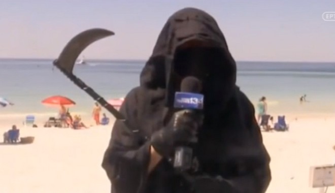 ΗΠΑ: Ντύθηκε χάρος και βγήκε παγανιά στις παραλίες της Φλόριντα