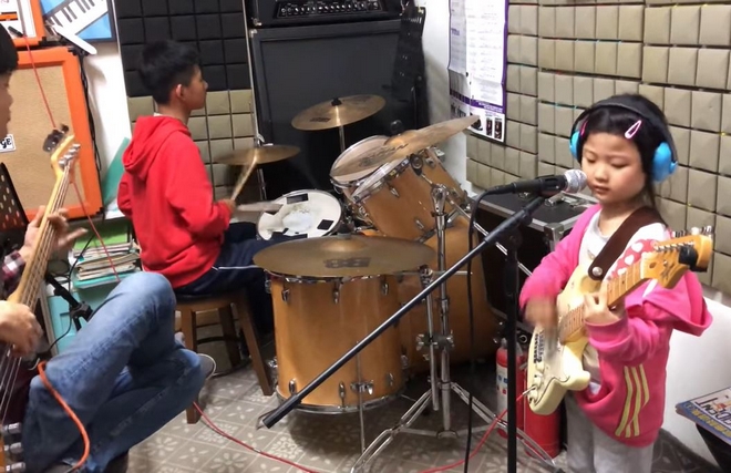 Κίνα: Είναι μόλις 6 ετών αλλά παίζει πάνω απο τέσσερα όργανα