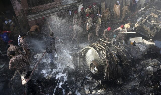 Αεροπορικό δυστύχημα στο Πακιστάν: 97 νεκροί, δύο οι επιζώντες – Σοκάρουν τα πλάνα