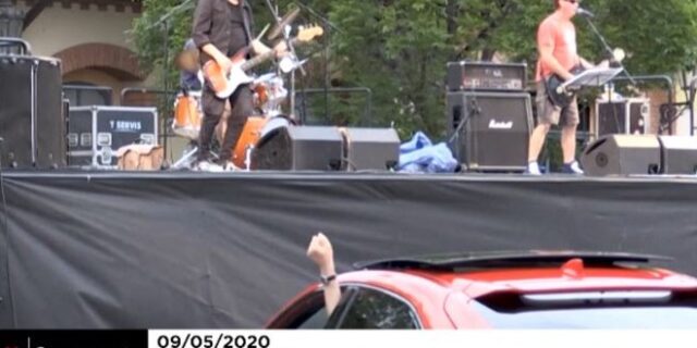 Τσεχία: Συγκρότημα έδωσε συναυλία σε πάρκινγκ – Κόρναραν οι θεατές
