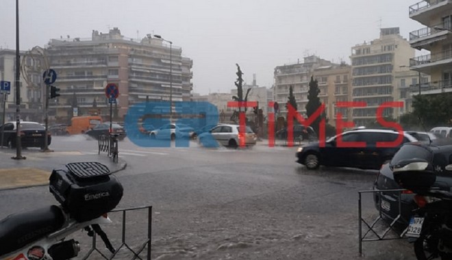 Θεσσαλονίκη: Πλημμύρισαν δρόμοι και υπόγεια από τη σφοδρή καταιδίγα