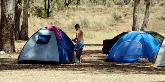 Ελεύθερο κάμπινγκ στην εποχή του κορονοϊού: Τέλος ανοχής από πολλούς Δήμους – Τι λένε οι μαγαζάτορες