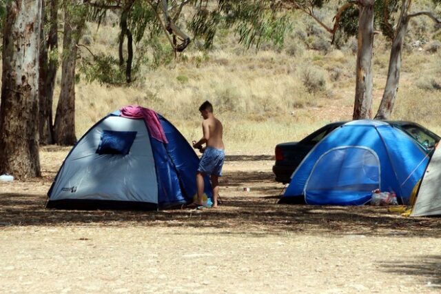 Ελεύθερο κάμπινγκ στην εποχή του κορονοϊού: Τέλος ανοχής από πολλούς Δήμους – Τι λένε οι μαγαζάτορες