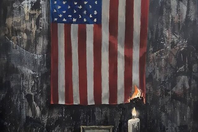 Δολοφονία Φλόιντ: Ο Banksy “βάζει φωτιά” στην αμερικάνικη σημαία και ανάβει ένα κερί