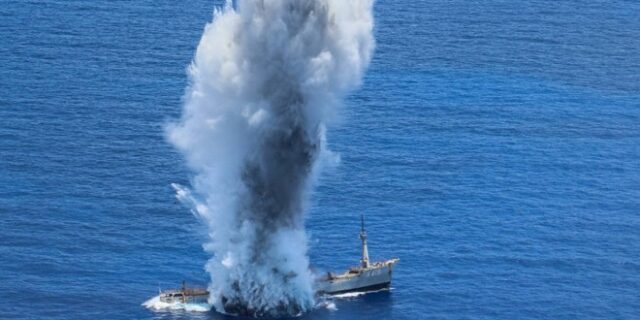 Κάρπαθος: Εντυπωσιακή άσκηση με πραγματικές βολές και βύθιση πλοίου