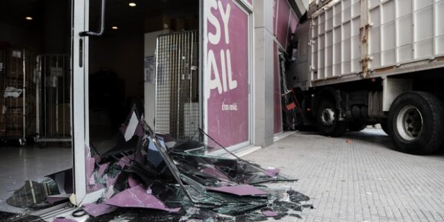 Πέθανε ο οδηγός του φορτηγού που έπεσε σε κατάστημα στην Πειραιώς