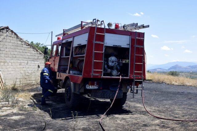 Φωτιά στην Αίγινα, επιχειρούν 24 πυροσβέστες