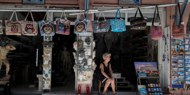 Τουρισμός σε ελεύθερη πτώση: Κλείνουν νωρίτερα τα καταστήματα στην Πλάκα