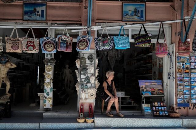 Τουρισμός σε ελεύθερη πτώση: Κλείνουν νωρίτερα τα καταστήματα στην Πλάκα