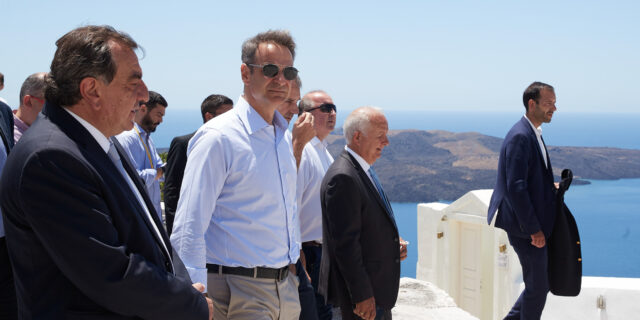 Μητσοτάκης: Tο video που ανέβασε στο twitter από την επίσκεψή του στη Σαντορίνη