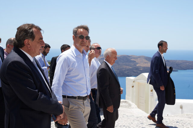 Μητσοτάκης: Tο video που ανέβασε στο twitter από την επίσκεψή του στη Σαντορίνη