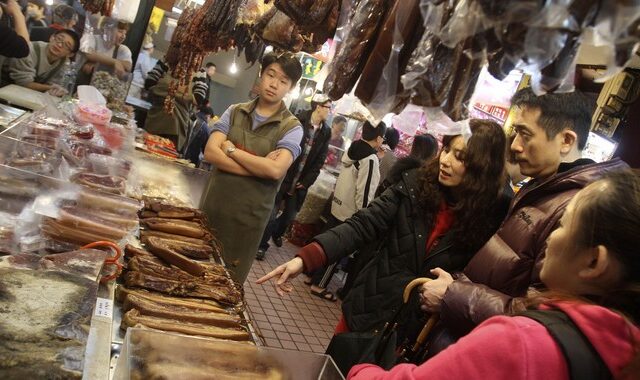 Βαριά ίχνη κορονοϊού εντοπίστηκαν σε αγορά του Πεκίνου