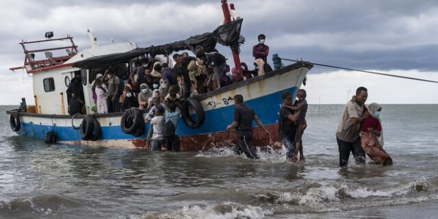 Ινδονησία: Χωρικοί αψηφούν τις απαγορεύσεις του κορονοϊού για να σώσουν πρόσφυγες