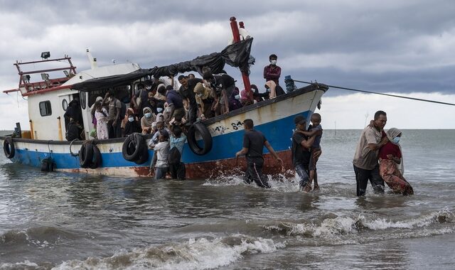 Ινδονησία: Χωρικοί αψηφούν τις απαγορεύσεις του κορονοϊού για να σώσουν πρόσφυγες