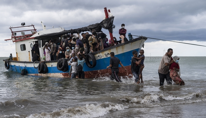 Ινδονησία: Χωρικοί αψηφούν τις απαγορεύσεις του κορονοϊού για να σώσουν πρόσφυγες