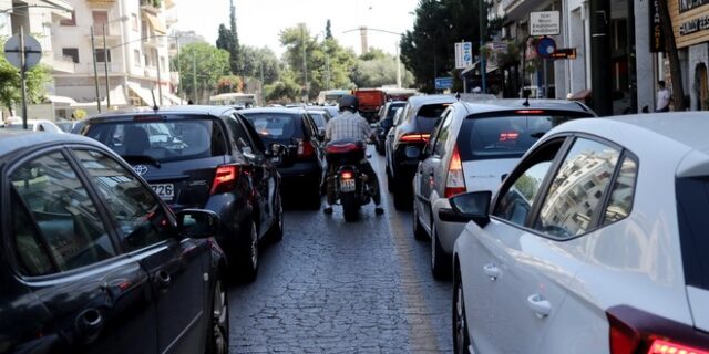 Γαλάτσι: Αυτοκίνητο πήρε φωτιά εν κινήσει – Κυκλοφοριακό χάος στη Λεωφόρο Γαλατσίου