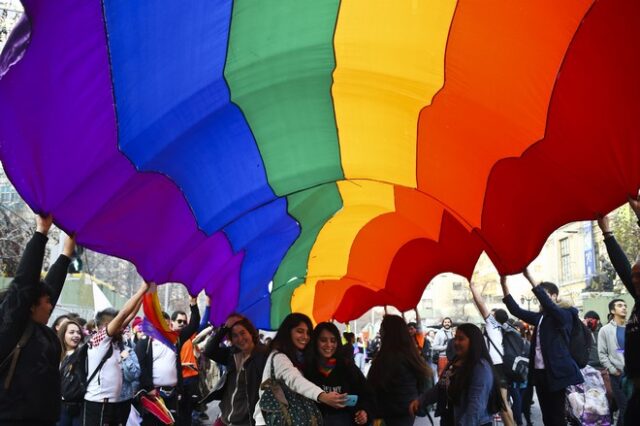 Ισπανία: Ομοφοβικοί ζήτησαν να κατέβει η σημαία των LGBT – Πώς απάντησαν οι κάτοικοι