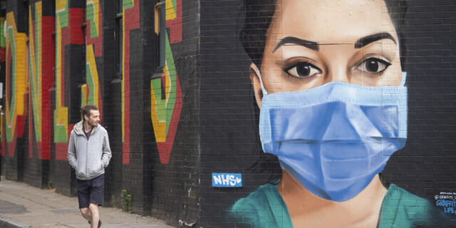 Κορονοϊός: Τη χρήση μάσκας σε δημόσιους χώρους συνιστά ο ΠΟΥ