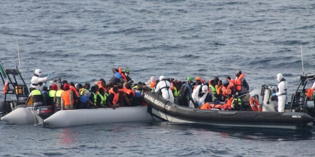 Σκάφος γερμανικής ΜΚΟ διέσωσε μετανάστες ανοιχτά της Ιταλίας