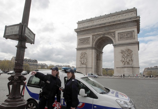 Γαλλία: Κανονικά το “πακετάρισμα” της Αψίδας του Θριάμβου παρά τον θάνατο του Christo