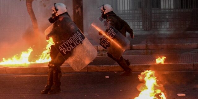 Συλλήψεις για τα επεισόδια έξω από την Πρεσβεία των ΗΠΑ και τις φθορές στο Κολωνάκι