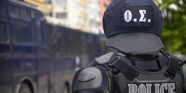 Αστυνομικός κατηγορείται ότι ξυλοκόπησε πολίτη για ερωτική αντιζηλία