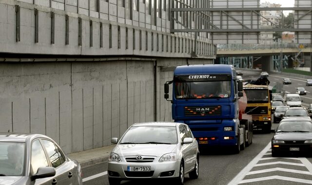 Τροχαίο ατύχημα με τρία φορτηγά στην Αττική Οδό – Ένας τραυματίας και ουρά χιλιομέτρων