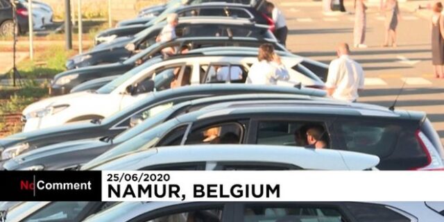 Βέλγιο: Τελετή αποφοίτησης σε.. υπαίθριο πάρκινγκ