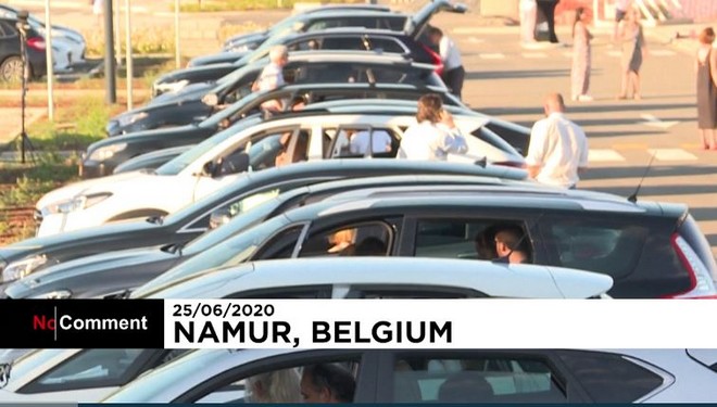 Βέλγιο: Τελετή αποφοίτησης σε.. υπαίθριο πάρκινγκ