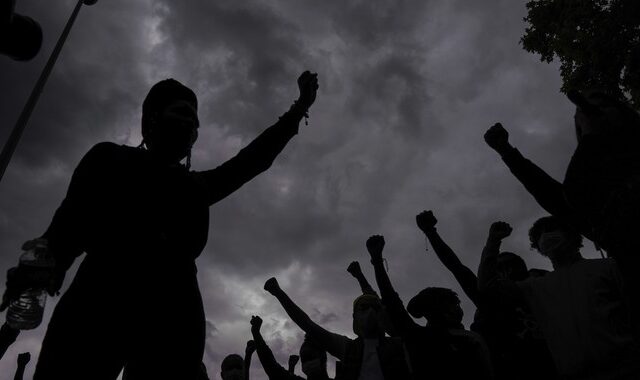 Μαύρος διαδηλωτής που έσωσε ακροδεξιό: “Θέλω απόλυτη ισότητα για όλους”