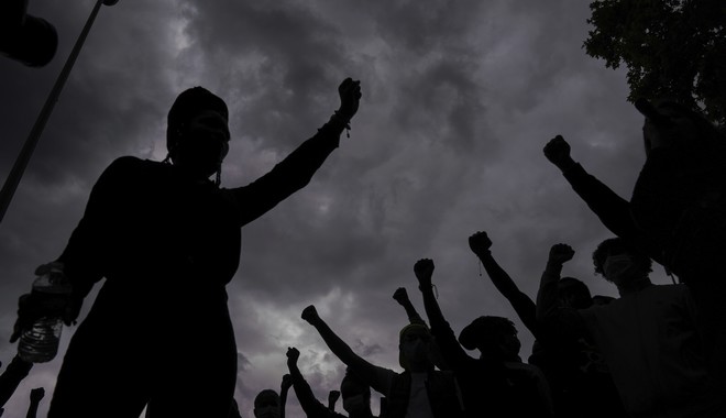 Μαύρος διαδηλωτής που έσωσε ακροδεξιό: “Θέλω απόλυτη ισότητα για όλους”