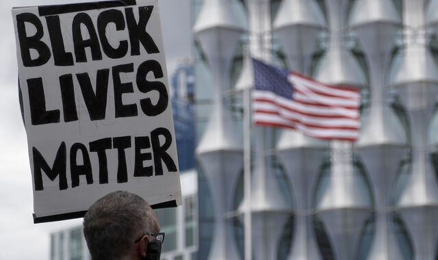 Δολοφονία Φλόιντ: Πέντε δρόμοι της Νέας Υόρκης θα μετονομαστούν σε “Black Lives Matter”