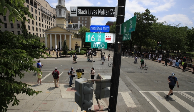 Ουάσινγκτον: Περιοχή έξω από τον Λευκό Οίκο μετονομάζεται σε “Black Lives Matter Plaza”