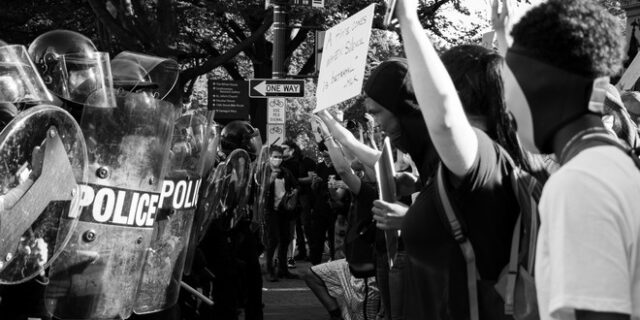 Δολοφονία Μπριόνα Τέιλορ: Απολύθηκε αστυνομικός που εμπλέκεται στην υπόθεση