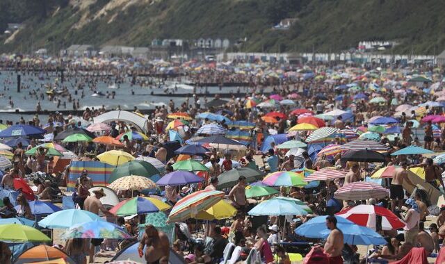 Στη Μεγάλη Βρετανία “ξέχασαν” τον κορονοϊό – Μισό εκατομμύριο άνθρωποι σε παραλίες