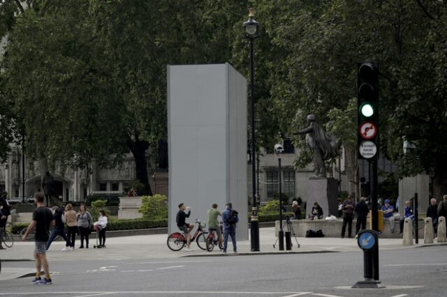 Βρετανία: “Έχτισαν” το άγαλμα του Τσώρτσιλ για να μην το γκρεμίσουν