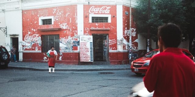 Μποϊκοτάζ στον ρατσισμό: Η Coca-Cola σταματά τις διαφημίσεις στα μέσα κοινωνικής δικτύωσης για ένα μήνα