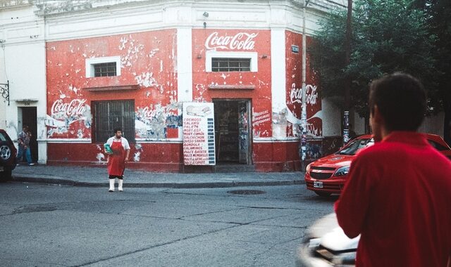 Μποϊκοτάζ στον ρατσισμό: Η Coca-Cola σταματά τις διαφημίσεις στα μέσα κοινωνικής δικτύωσης για ένα μήνα